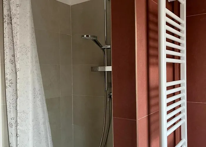 Little Red Apartment Rom